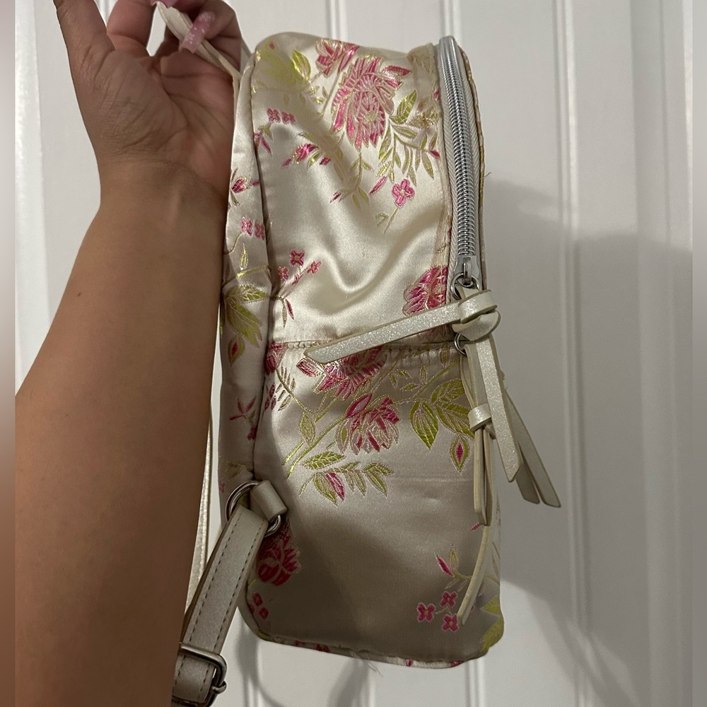 Backpack - Picture 4 of 4